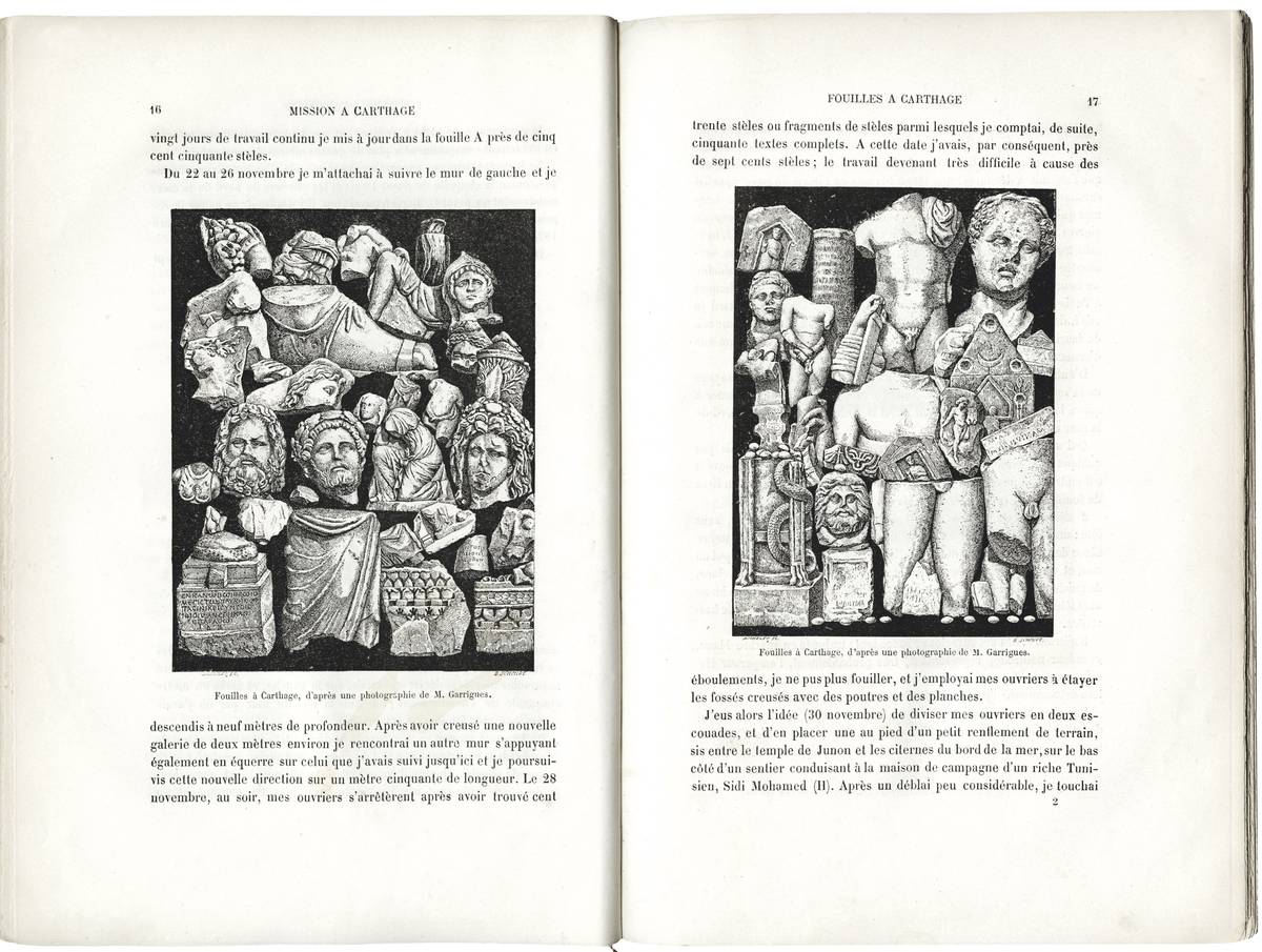 Image représentant la double page d’un livre ancien ouvert, dont les illustrations centrales montrent des objets archéologiques en noir et blanc.