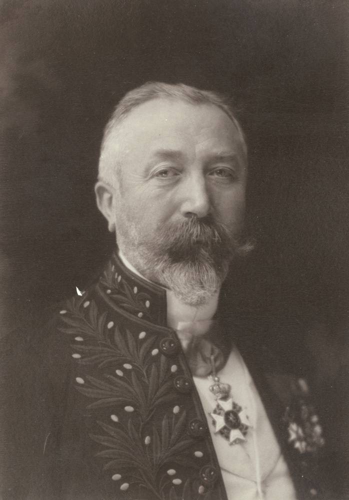 Photographie ancienne, en noir et blanc, montrant le portrait à mi-corps d’un homme d’âge mur en uniforme d’académicien.