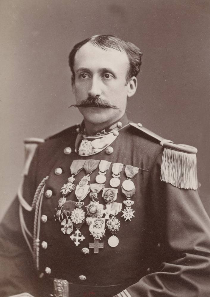 Photographie ancienne, en noir et blanc, montrant le portrait à mi-corps d’un homme en uniforme d’officier.