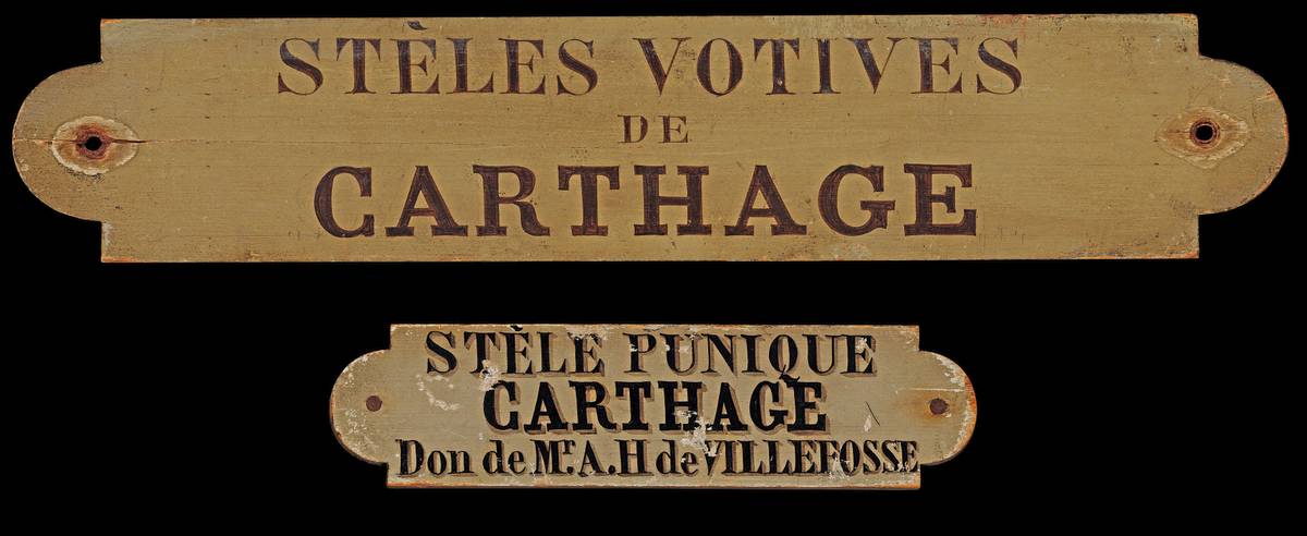 Image représentant deux cartels de salle anciens.