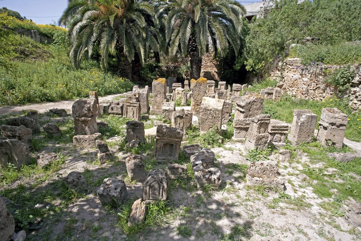 Photographie actuelle montrant un site archéologique avec des stèles.