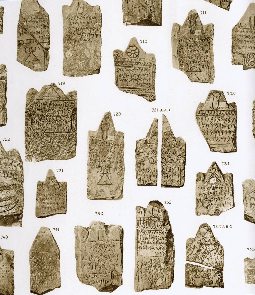 Image montrant une planche de livre ancien où sont reproduites une quinzaine de stèles.