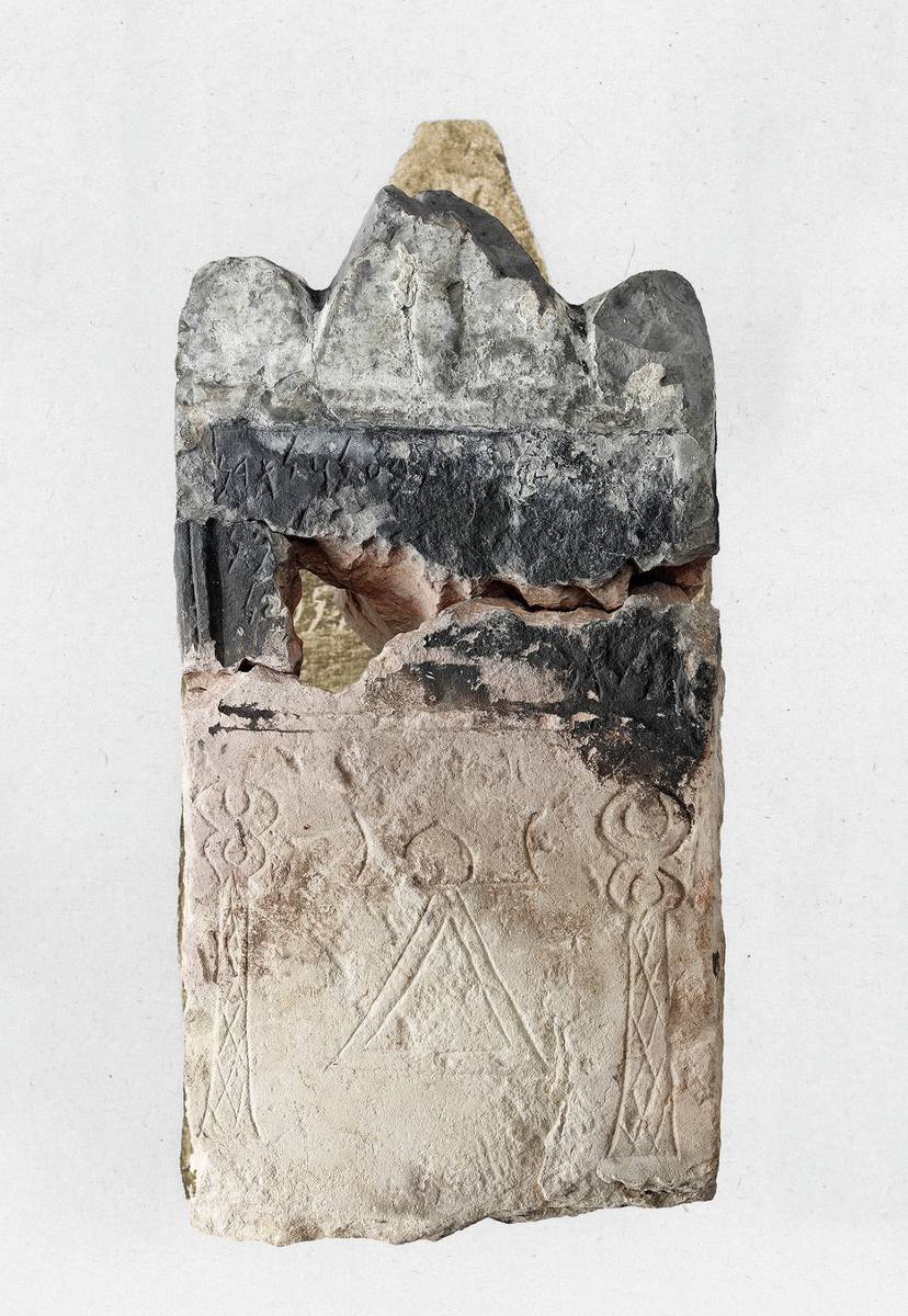 Image représentant un assemblage de trois fragments d’une stèle.