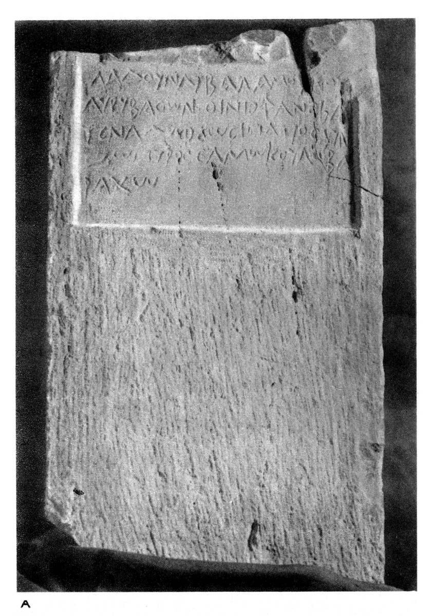 Photographie ancienne, en noir et blanc, représentant une stèle.