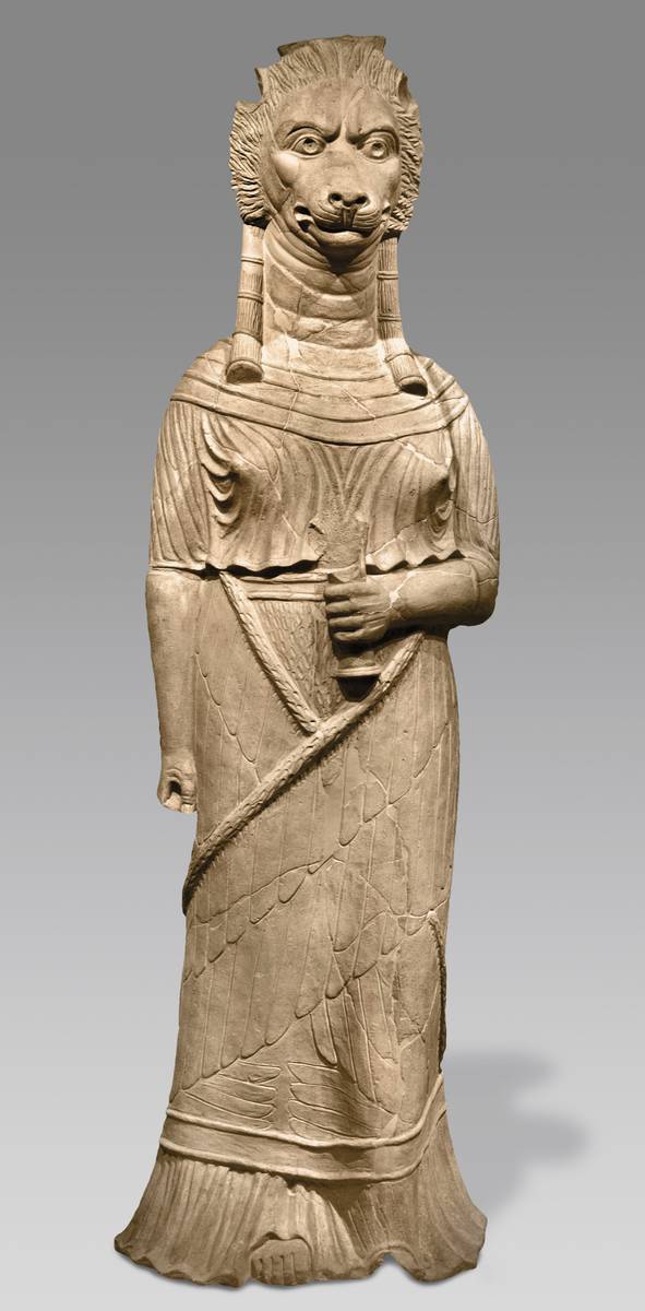 Image représentant une statue de femme debout à tête de lionne.