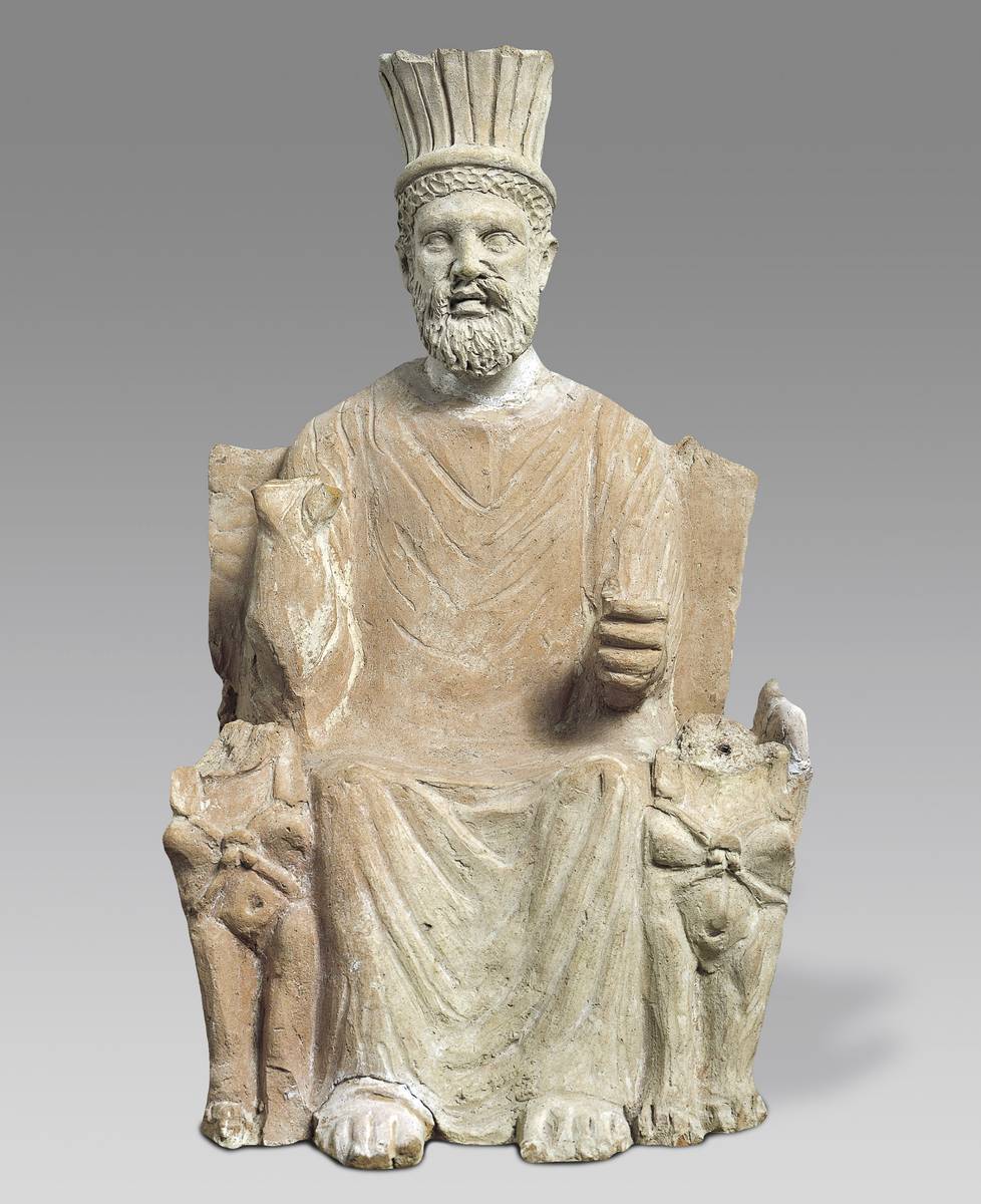 Image représentant la statuette d’un dieu sous la train d’un vieil homme, de face, assis sur un trône.