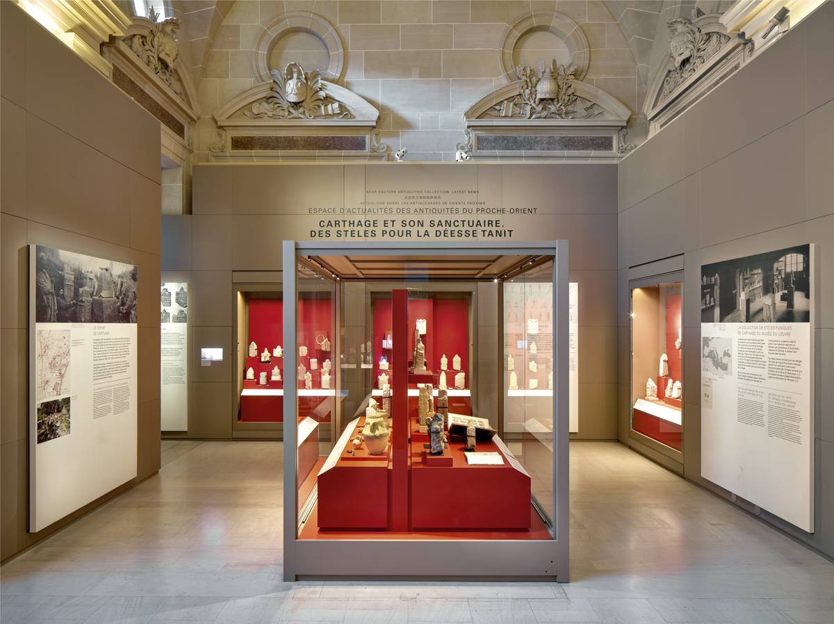 Image représentant la vue d’une salle d’exposition de stèles au musée du Louvre, en 2024