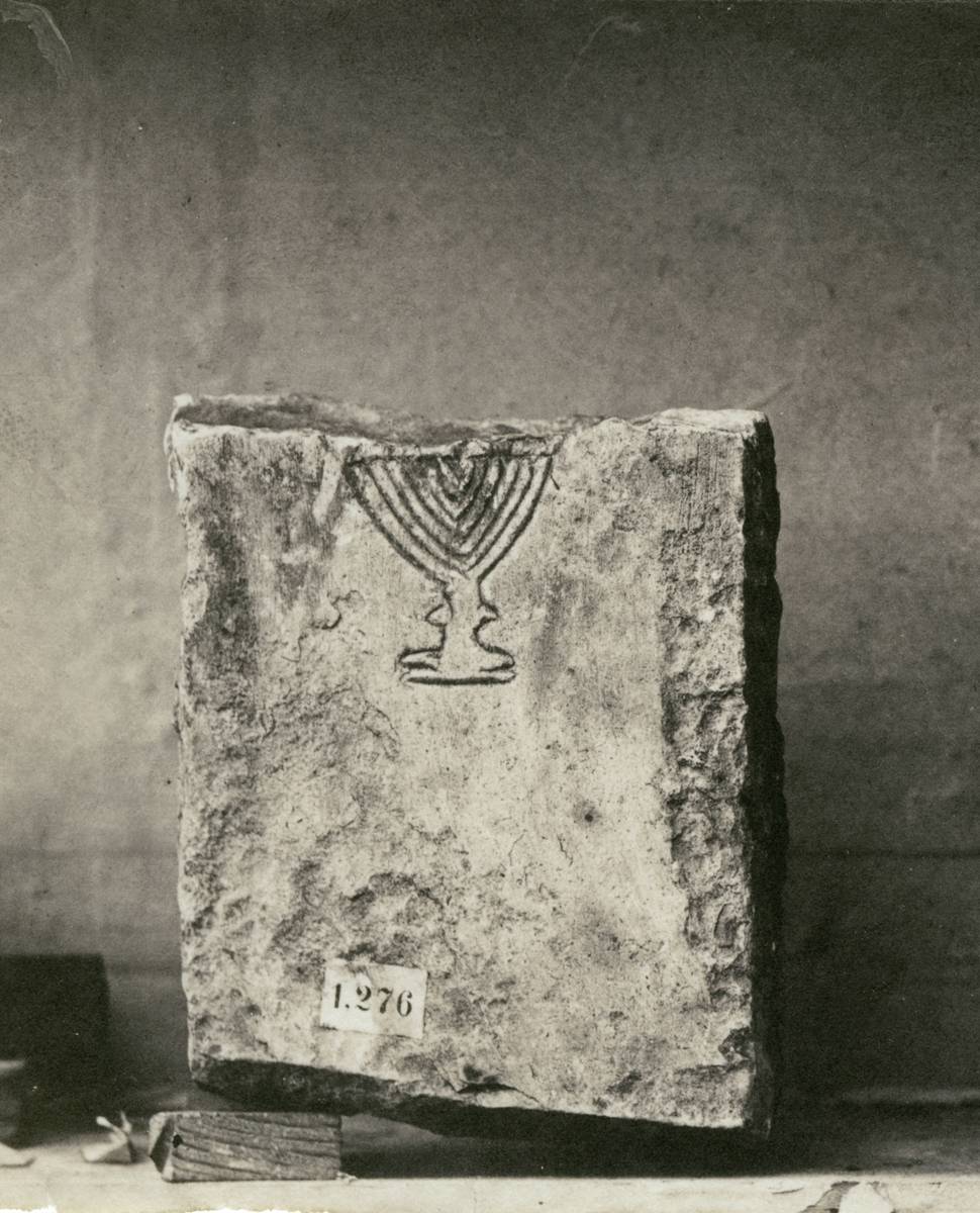 Stèles anépigraphes décorées de vase, main et main encadrée de signes de Tanit à la Bibliothèque nationale, photographie d’avant 1913.
