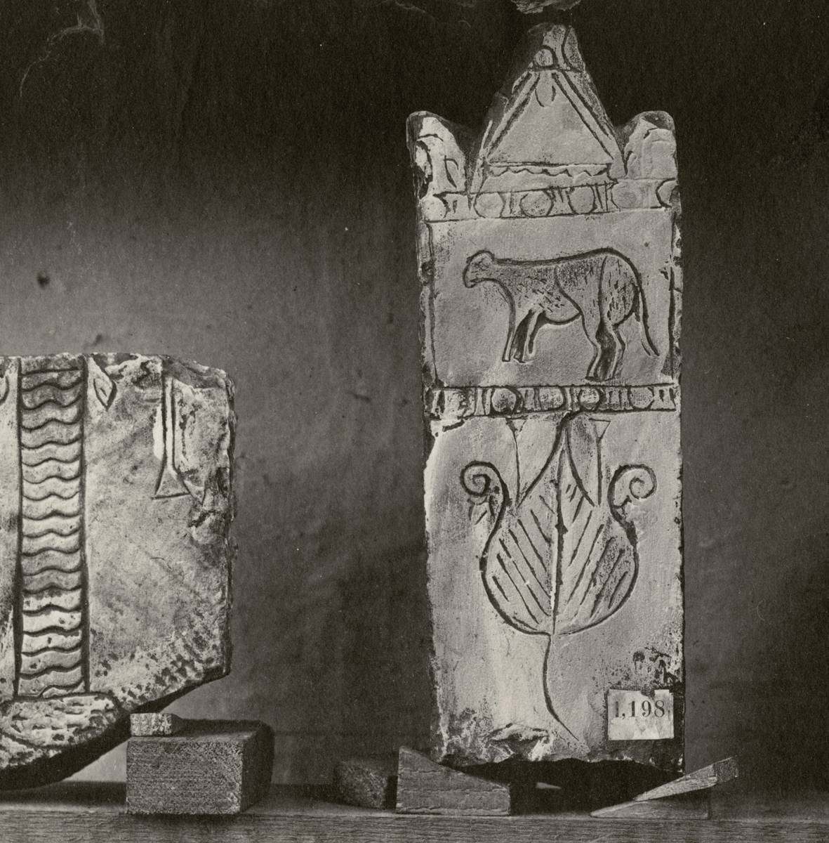 Stèles anépigraphes à la Bibliothèque nationale, photographie d’avant 1913 (voir fig. 6-2).