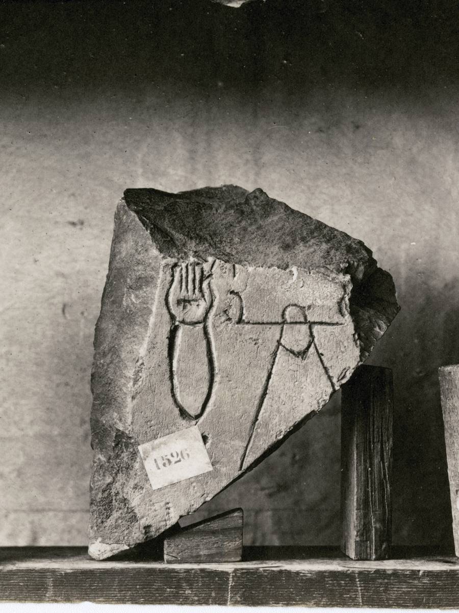 Stèles anépigraphes décorées de mains et de signes de Tanit à la Bibliothèque nationale, photographie d’avant 1913.