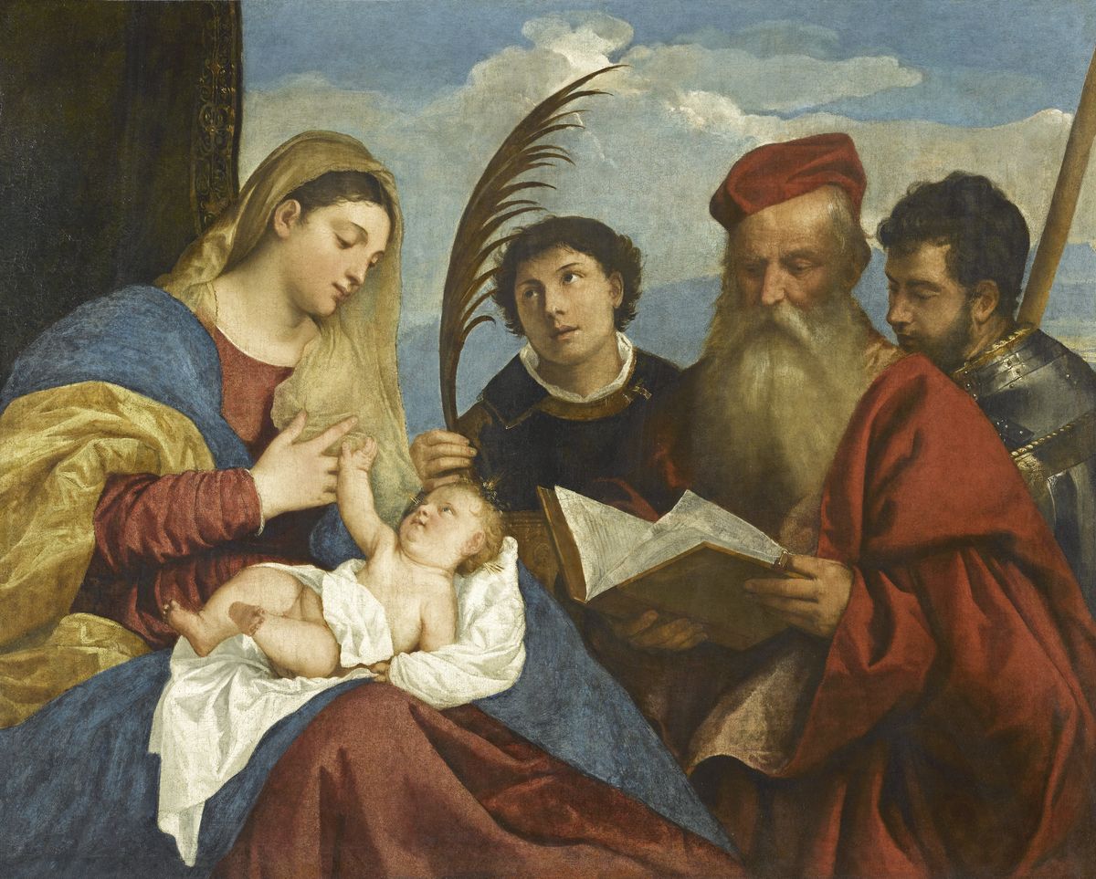 Peinture de Titien montrant la Vierge tenant l'Enfant Jésus allongé sur les genoux, avec trois personnages à gauche du tableau.