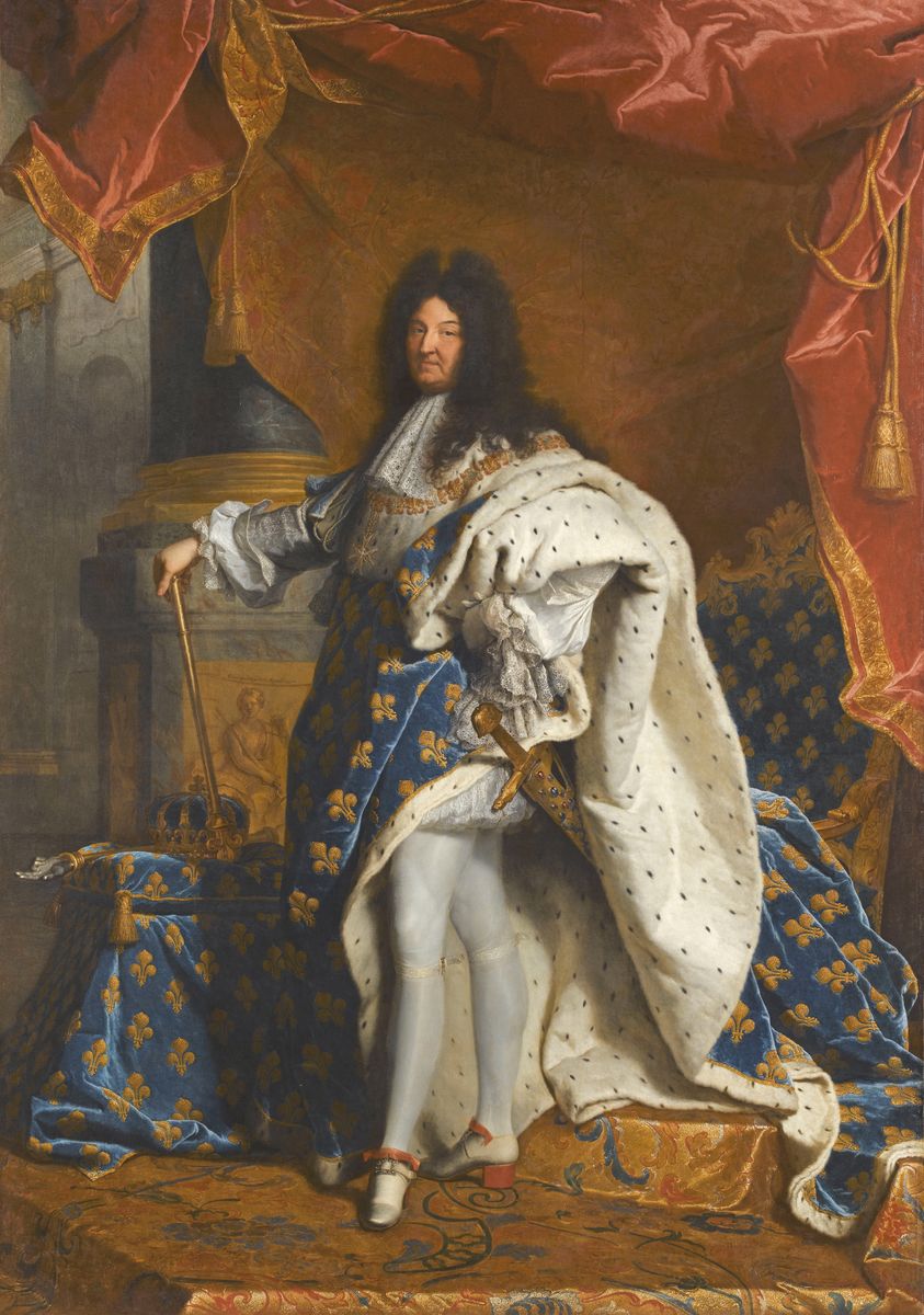 Peinture de Hyacinthe Rigaud représentant le roi Louis XIV, debout sous un grand dai rouge, en pied, vêtu du grand manteau bleu fleurdelysé et accompagné des attributs du pouvoir (couronne, épée, sceptre).