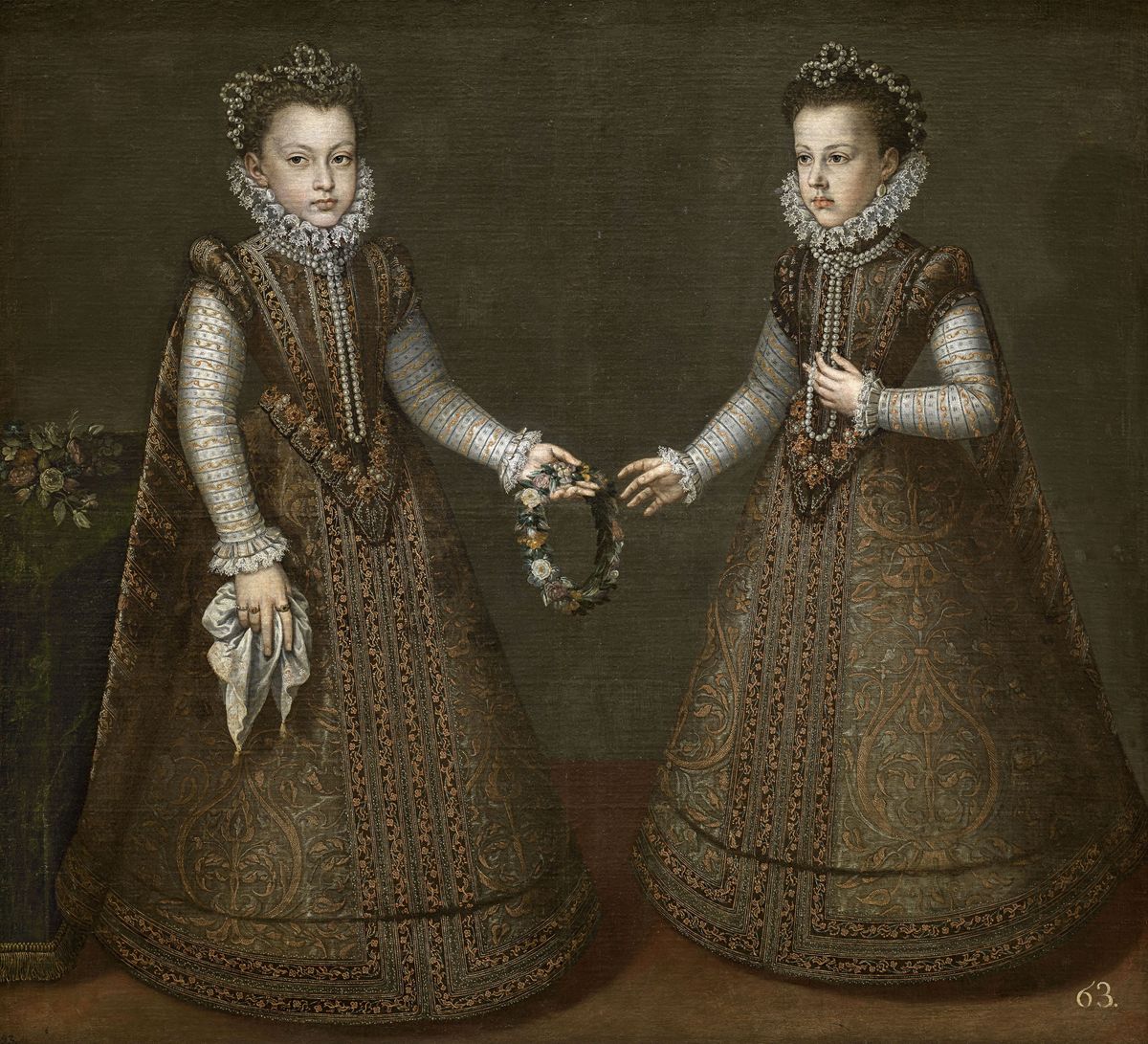 Peinture d'Alonso Sánchez Coello représentant deux infantes d'Espagne, en petites filles, richements vêtues, à l'identique, de robes de couleur sombre.